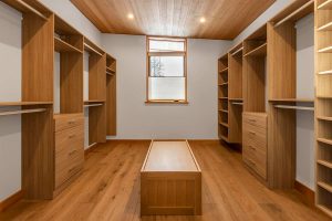 WEB-14-Lahontan-Realty-Home-401-primary-closet